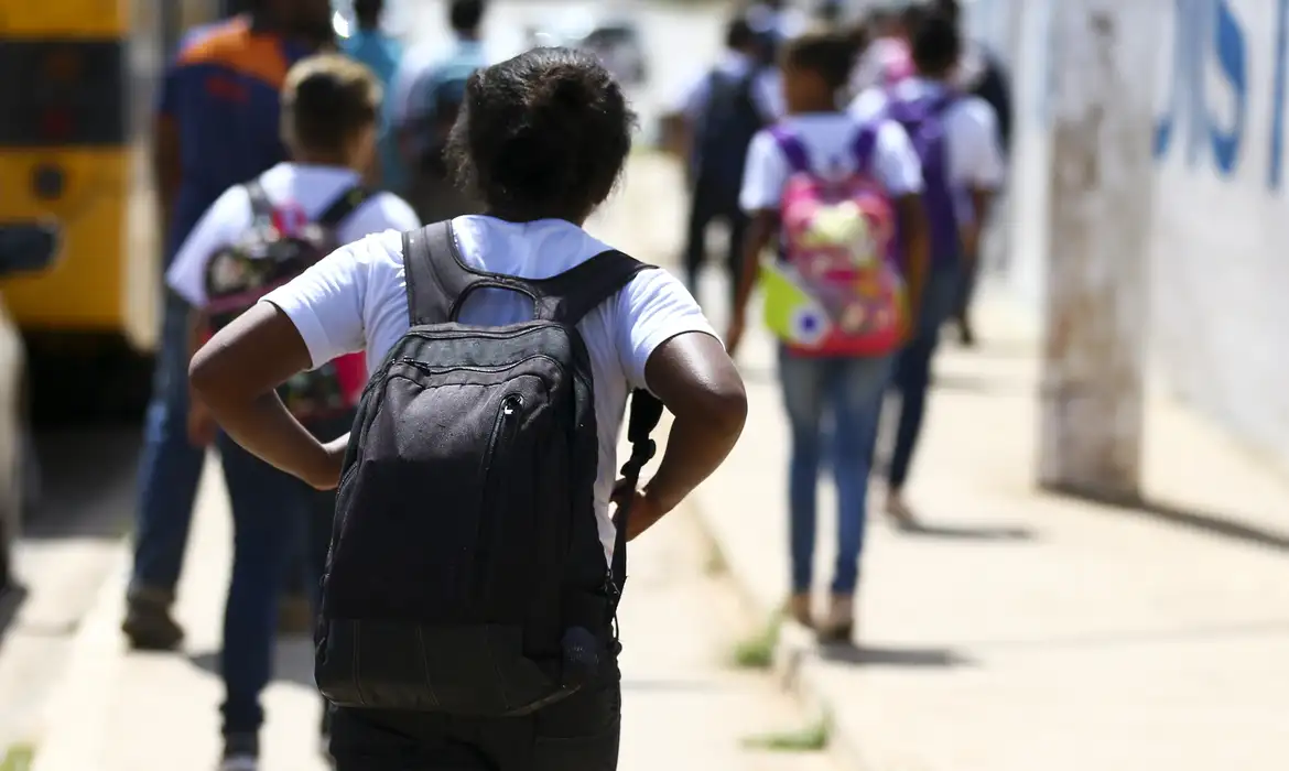 Volta às aulas: como evitar dores nas costas com o peso da mochila
