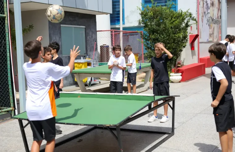 Governo regulamenta lei que restringe uso de celular na escola