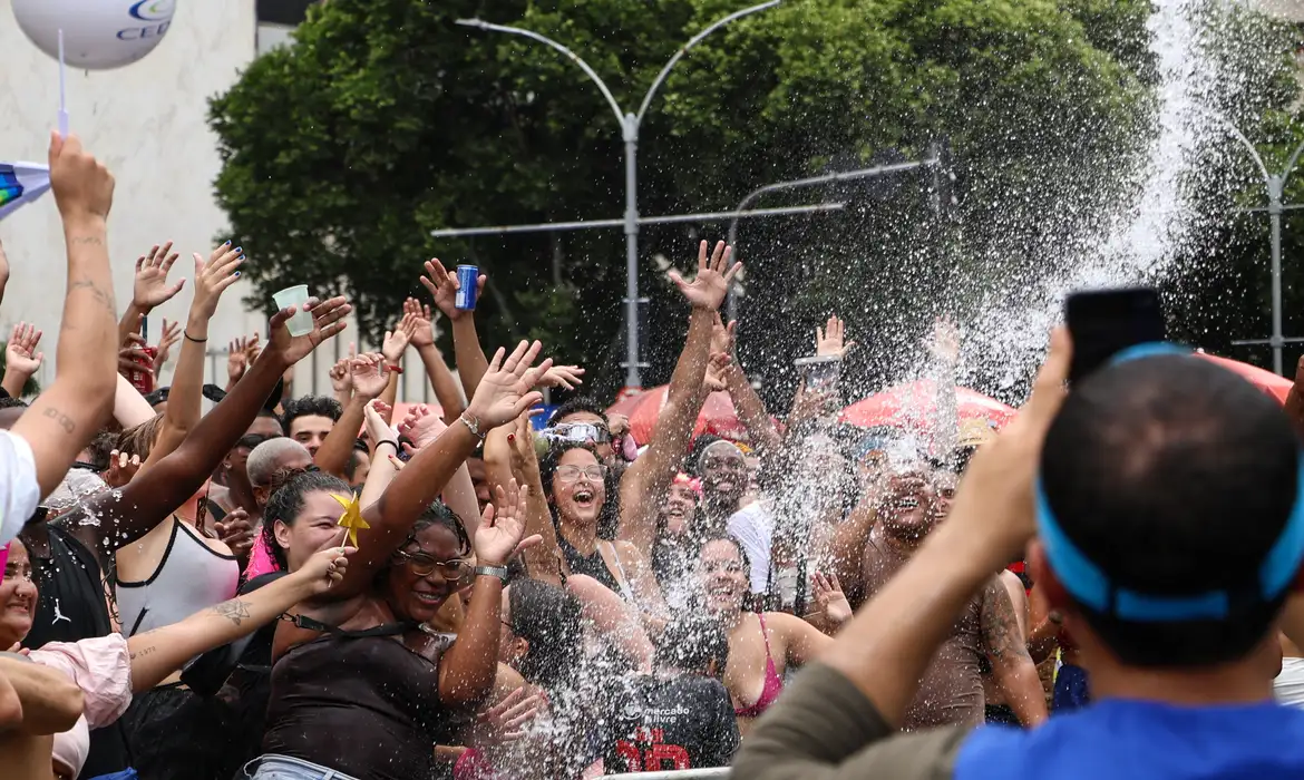 Blocos oficiais dão a largada para o carnaval de rua do Rio de Janeiro