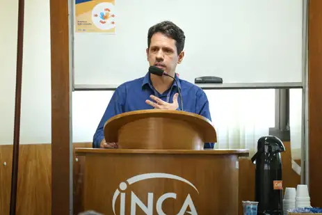 Tomaz Silva/Agência Brasil Rio de Janeiro (RJ), 04/02/2025 – O pesquisador da coordenação de prevenção e vigilância do Instituto Nacional de Câncer (INCA), Fernando Lopes Tavares de Lima durante o evento do Dia Mundial do Câncer, na instituição, na zona norte do Rio de Janeiro. Foto: Tomaz Silva/Agência Brasil