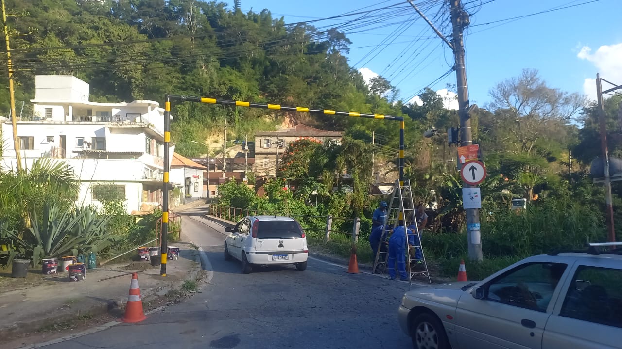 CPTrans reinstala limitador de altura na ponte do Arranha-Céu, em Itaipava