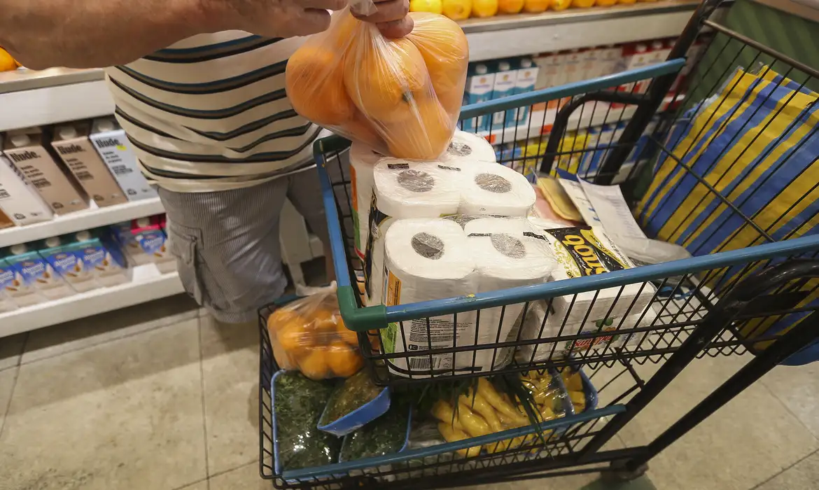 Abras aponta queda de 4,25% no consumo de brasileiros em fevereiro