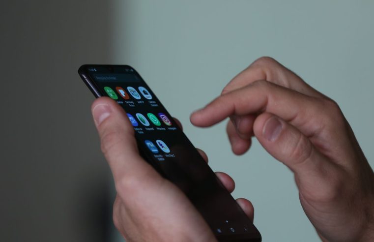 Projeto de lei propõe pena maior para receptação de celulares roubados