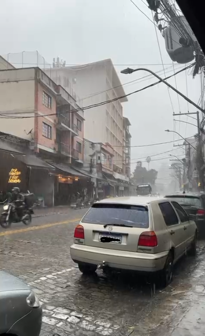 Chove forte em diferentes pontos das cidades de Petrópolis e Teresópolis