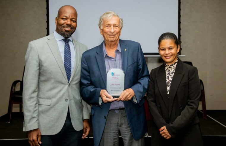 Diretor da Fiocruz Petrópolis recebe homenagem do Instituto Nacional de Saúde de Moçambique