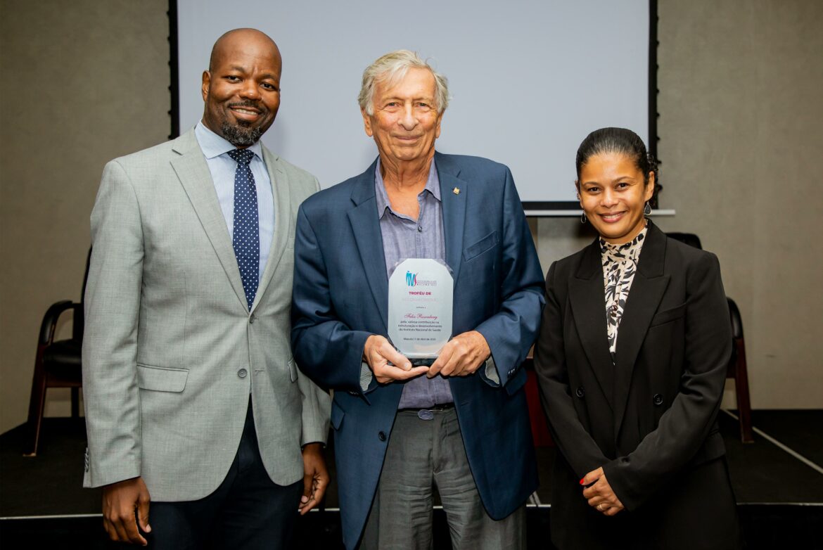 Diretor da Fiocruz Petrópolis recebe homenagem do Instituto Nacional de Saúde de Moçambique
