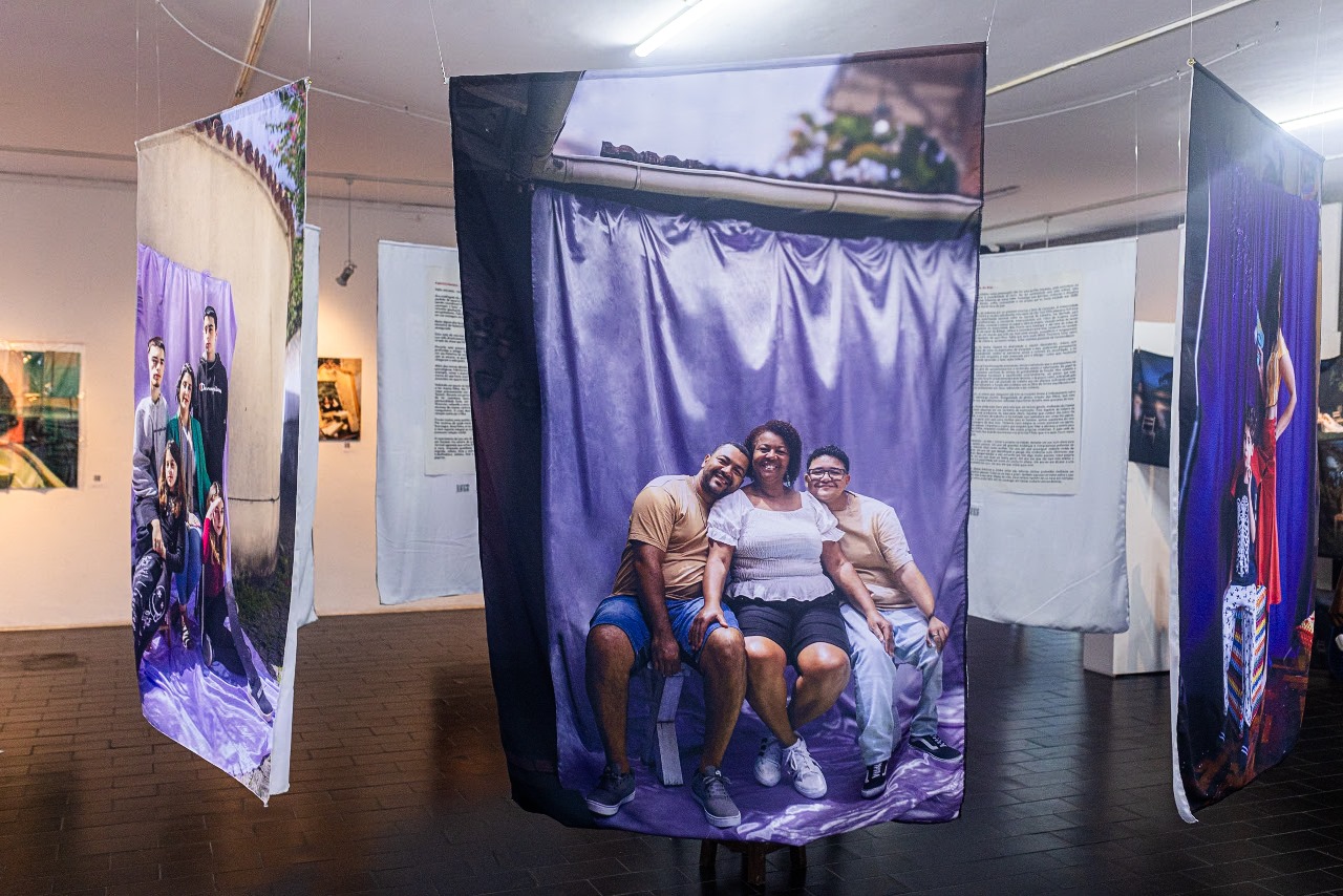 Exposição “Mães Extraordinárias” chega à Itaipava no dia 30 de abril em homenagem ao mês das mães