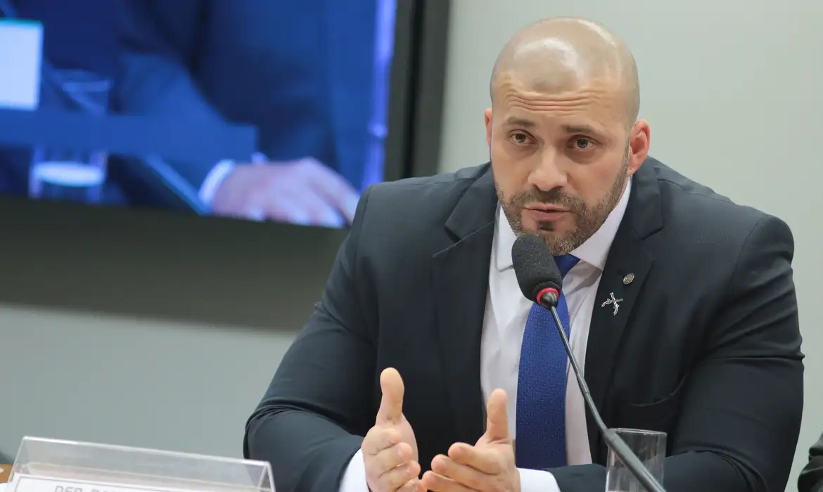 Moraes nega pedido de Silveira para trabalhar e estudar fora da prisão
