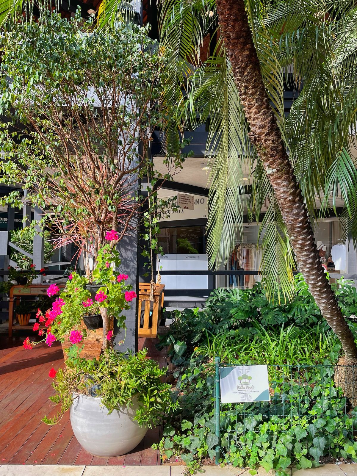 Exposição une flores e decoração em ambientações inspiradoras, em Itaipava