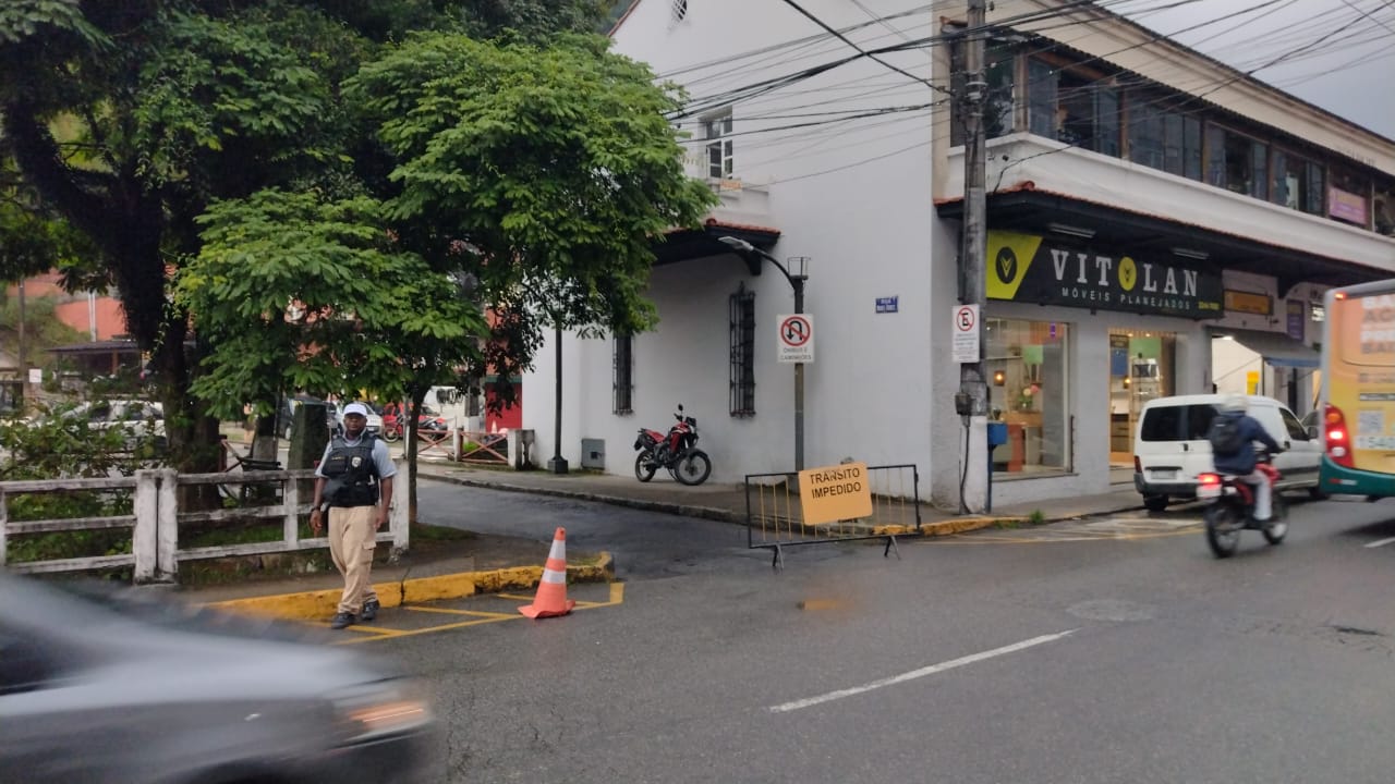 CPTrans faz teste de melhoria no trânsito na rua Bingen