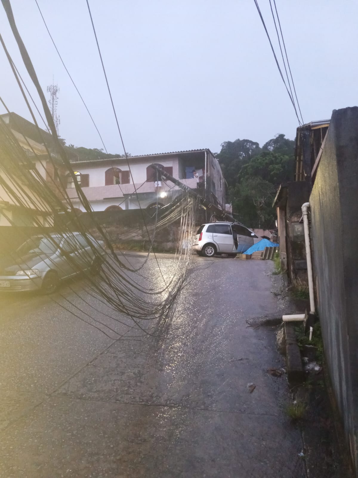 Poste cai e atinge carro na Rua Tancredo Neves no São Sebastião