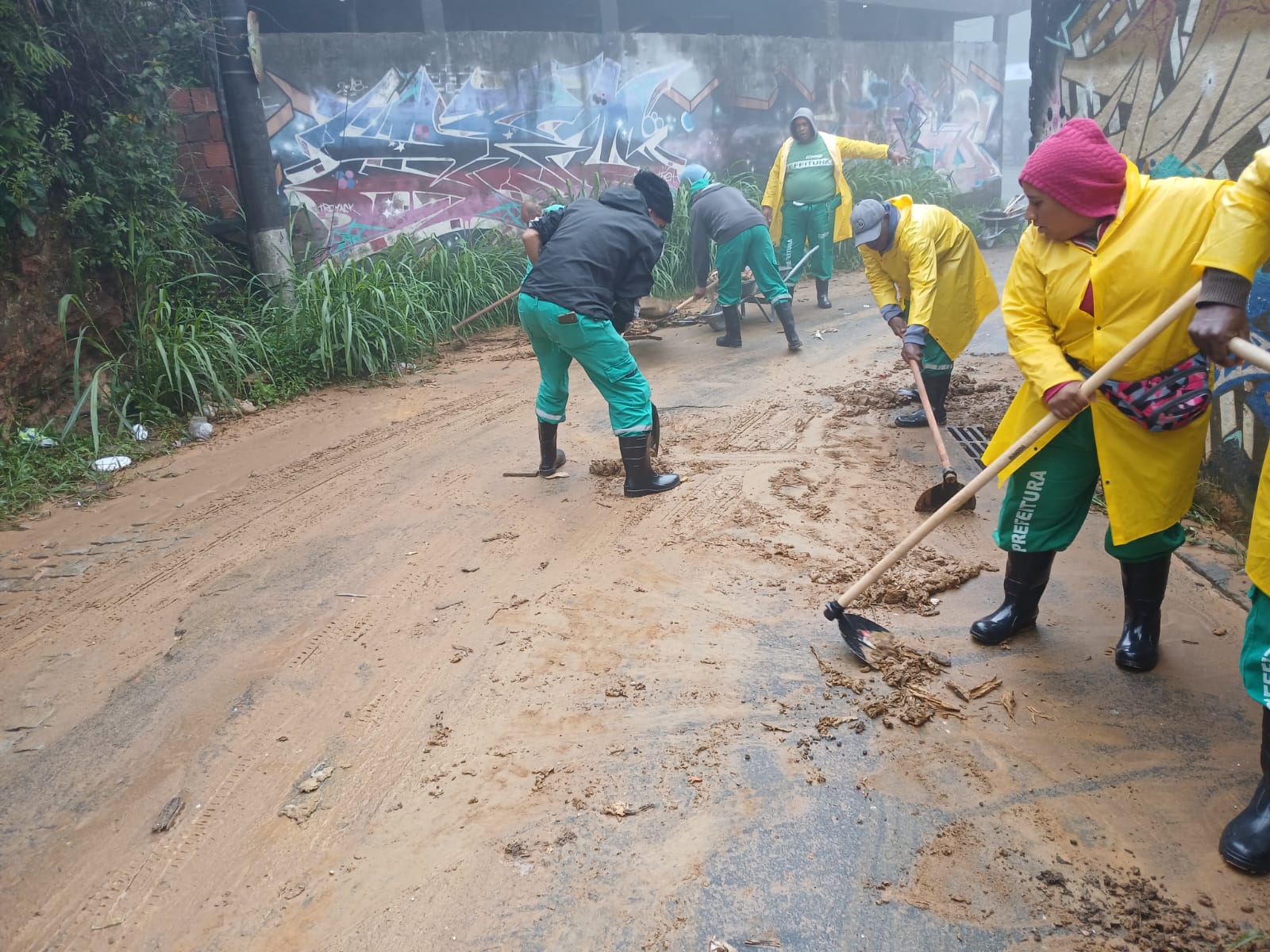 Boletim: Prefeitura continua trabalho de limpeza e desobstrução das vias