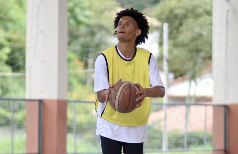 Jovem petropolita, atleta de basquete, busca apoio para competir em campeonato nacional