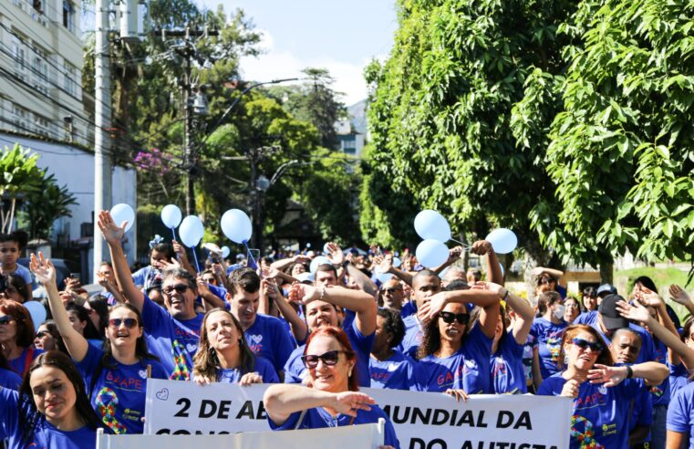 Caminhada Azul reúne centenas de pessoas nas ruas do Centro Histórico