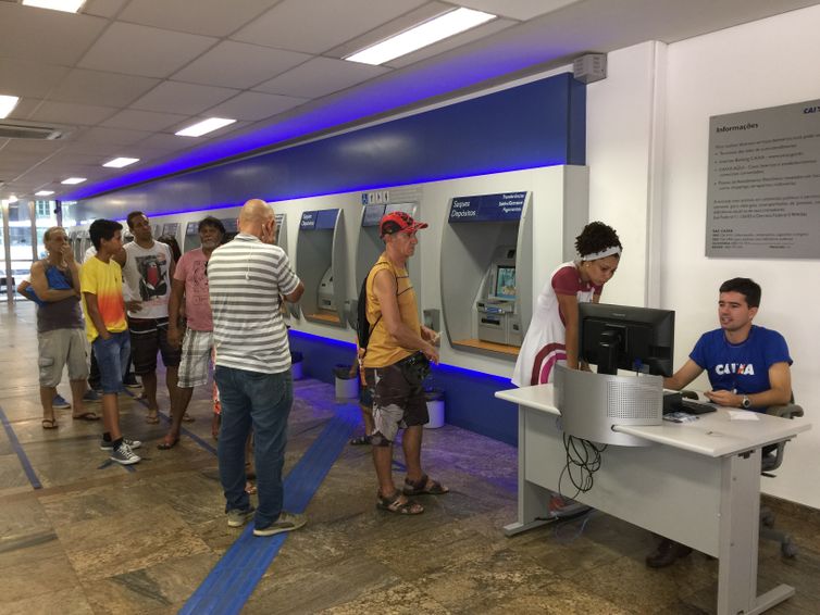 Cristina Indio do Brasil/Arquivo/Agência Brasil Muita gente uso ou caixa eletrônico para sacar o dinheiro das contas inativas do FGTS