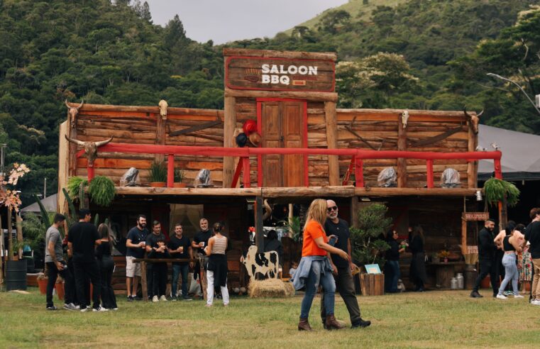 Saloon BBQ retorna nesta sexta-feira com show de Lucas Israel e Gustavo & Frederico no Encontro Sertanejo