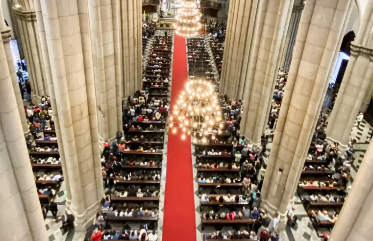 Fiéis lotam Catedral da Sé em missa para homenagear papa Francisco