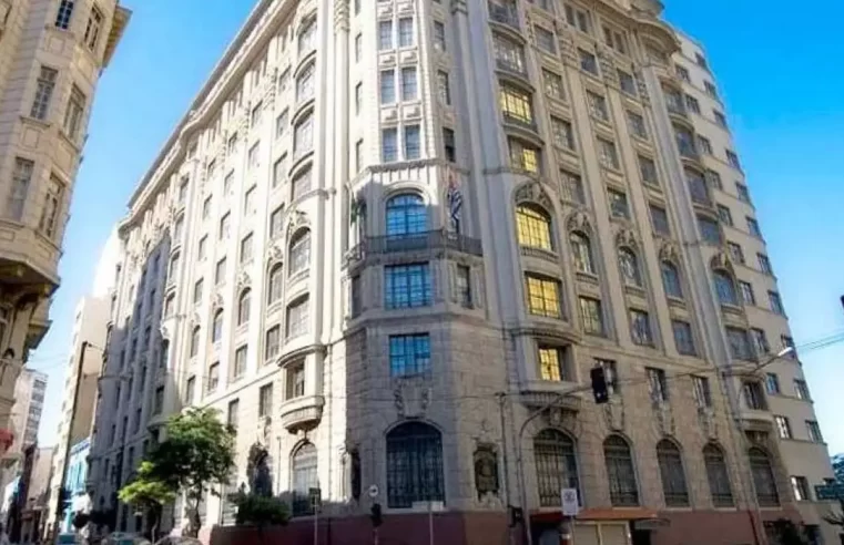 Faculdade paulista expulsa 12 alunos por faixa em alusão a estupro