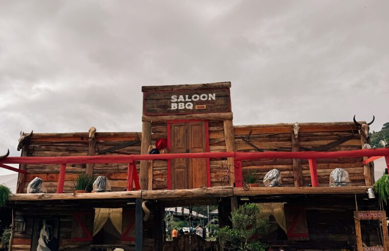 Saloon BBQ 2025 segue até domingo com atrações para toda a família e shows gratuitos durante o feriado de São Jorge