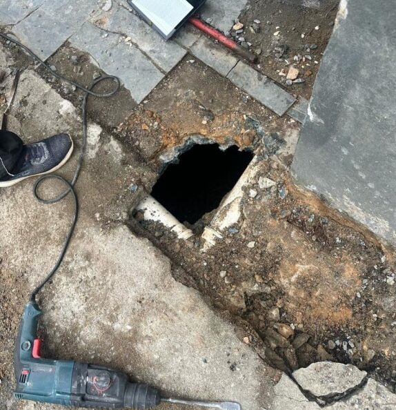 Moradores relatam novas movimentações de terra próximas ao Túnel Extravasor