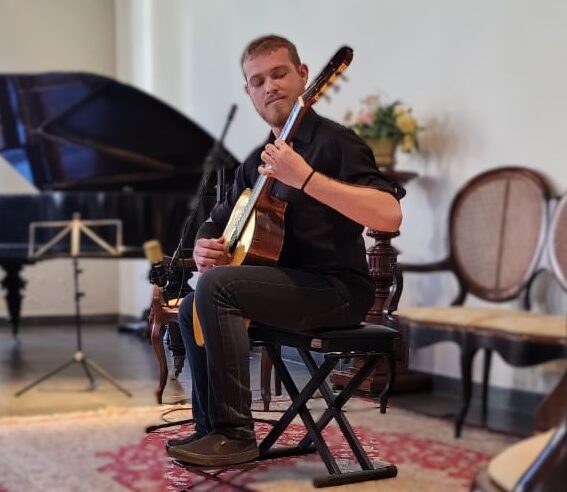 Professor Gabriel Santana investiga os efeitos da prática musical no desenvolvimento cognitivo dos alunos