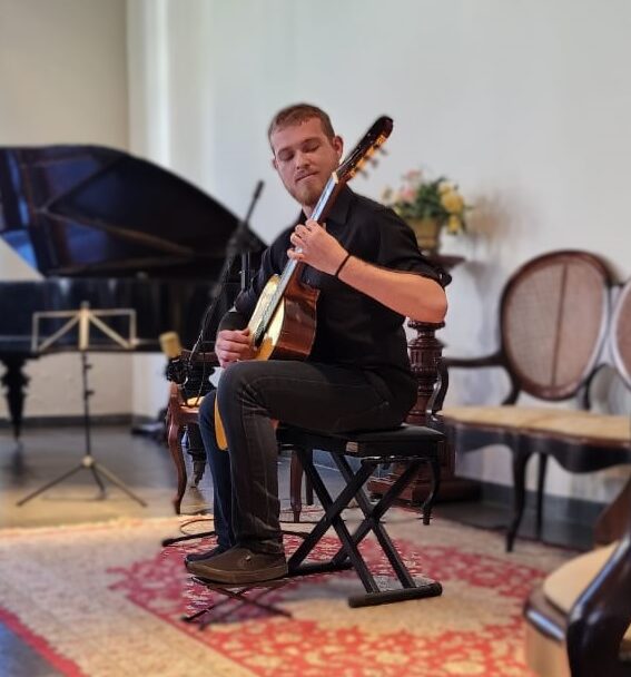 Professor Gabriel Santana investiga os efeitos da prática musical no desenvolvimento cognitivo dos alunos