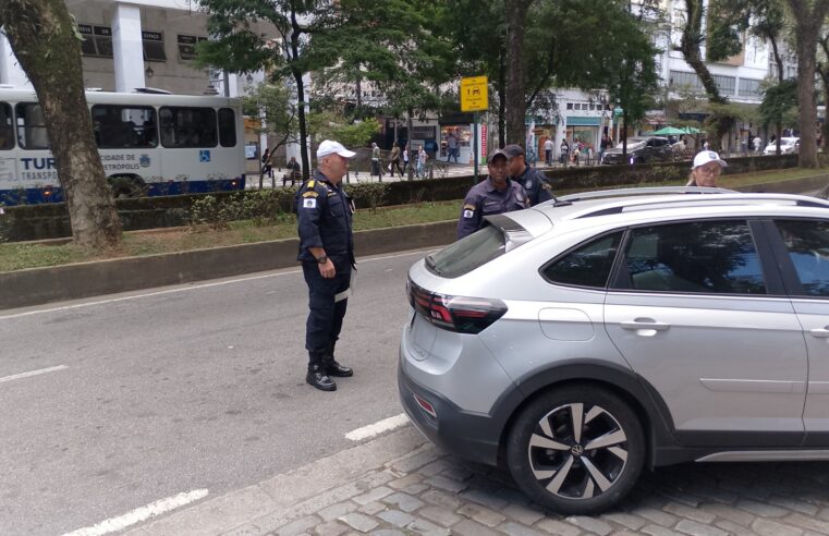 Guarda Civil faz ação para orientar motoristas sobre estacionamento em áreas da Rua do Imperador
