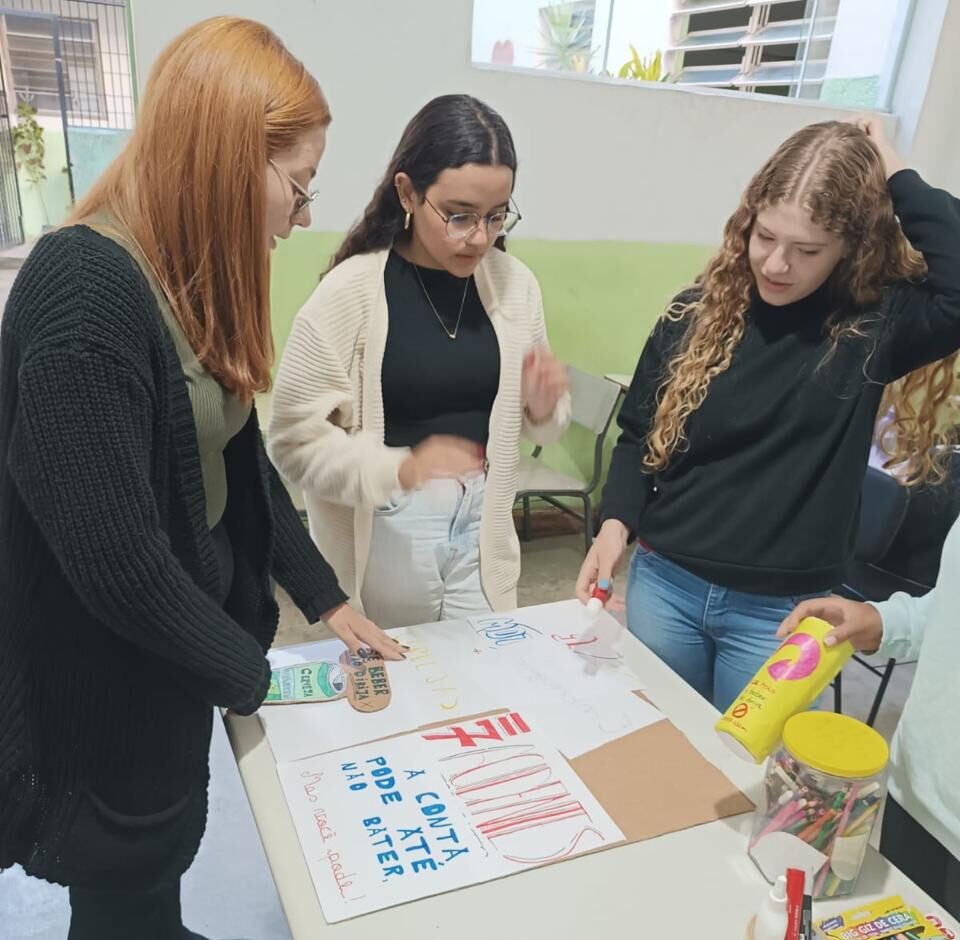 COMAC de Petrópolis promove ações educativas pelo Maio Amarelo com crianças e adolescentes