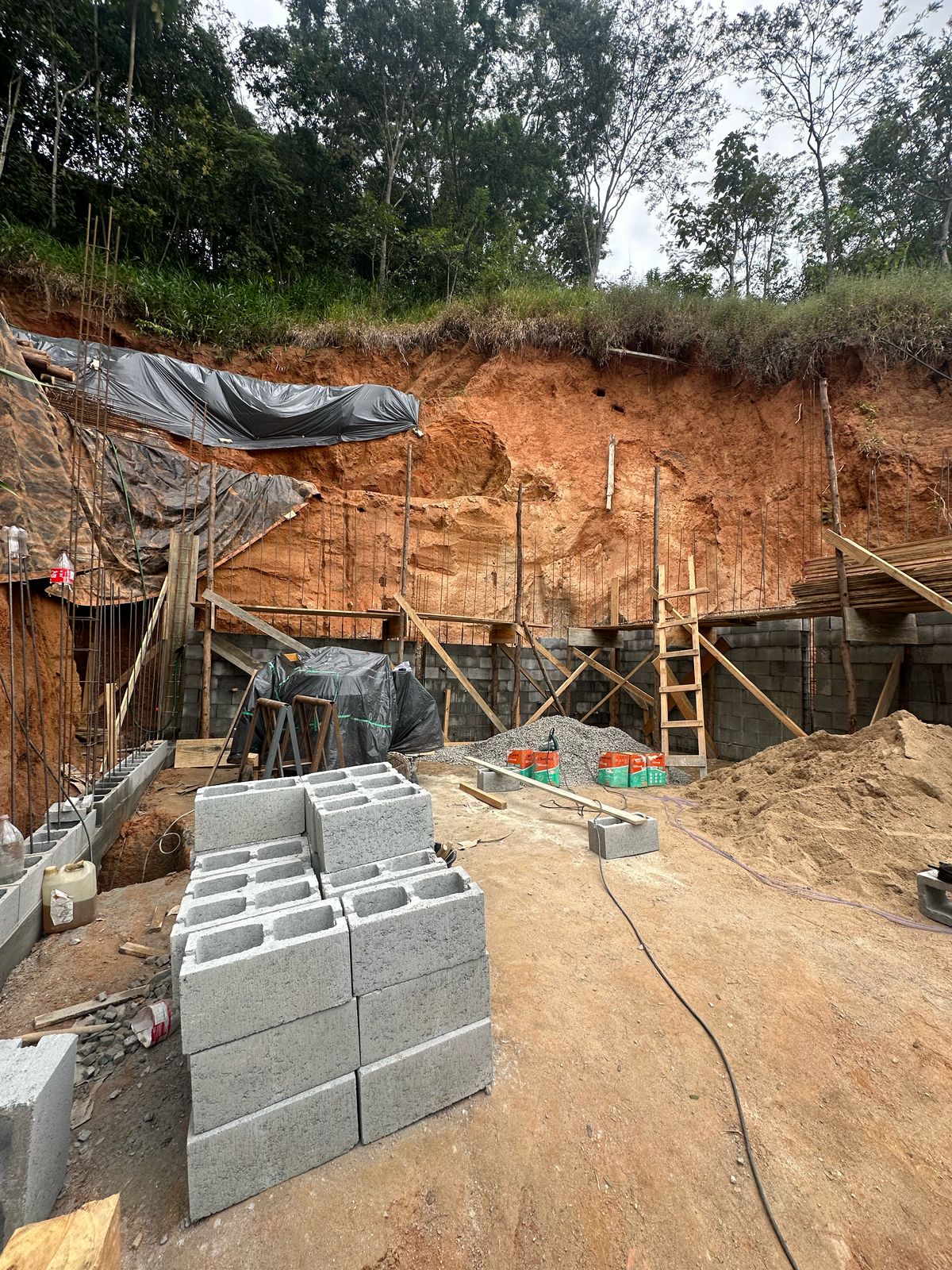 Menos de duas horas após denúncia feita ao Linha Verde, UPAm Três Picos flagra crime ambiental em Itaipava