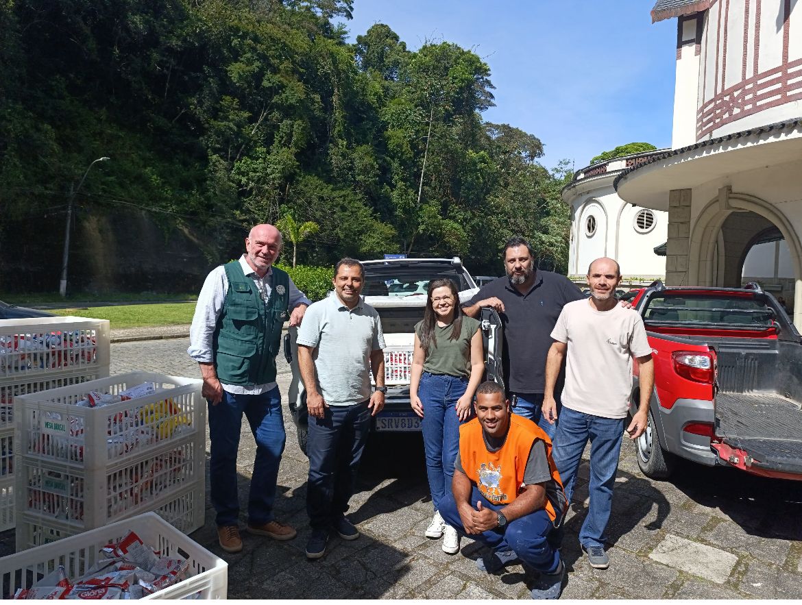 Prefeitura e Programa Sesc Mesa Brasil entregam leites em pó arrecadados durante a Corrida do Trabalhador