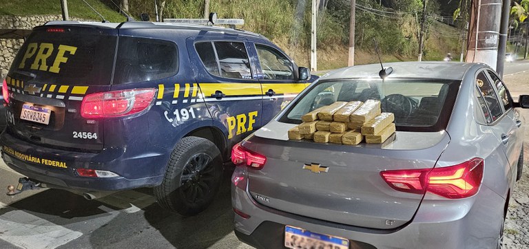 PRF apreende carregamento de maconha em Petrópolis