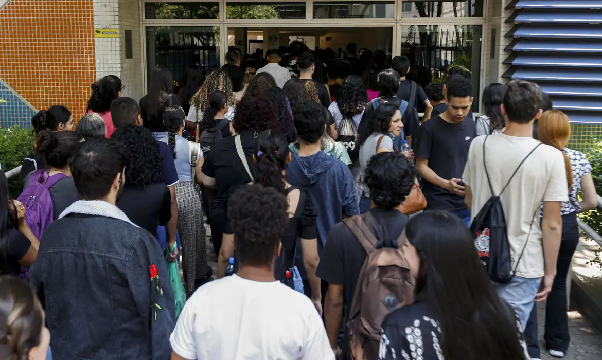 Senado aprova cota de 30% em concursos para negros e indígenas