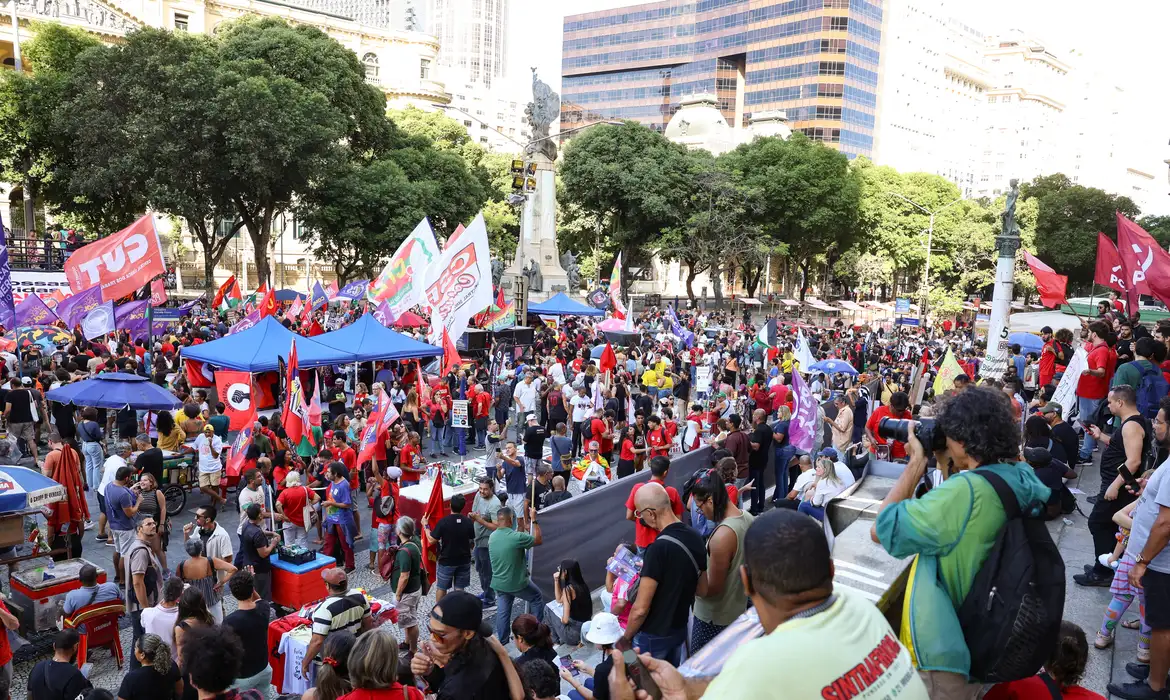 Fim da escala 6×1 une movimentos no ato de 1º de Maio no Rio